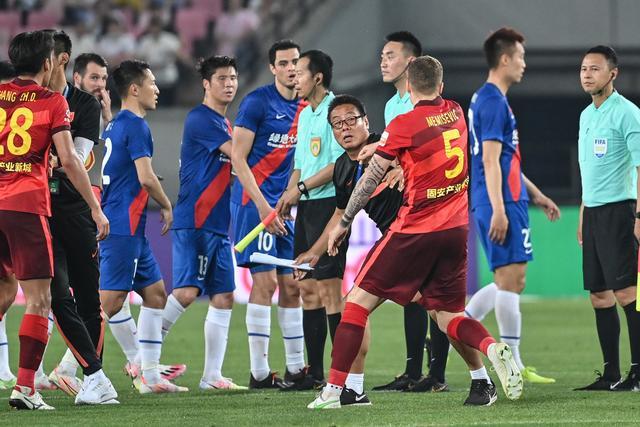 恩比德被驱逐76人险胜马刺 热火胜篮网止3连败